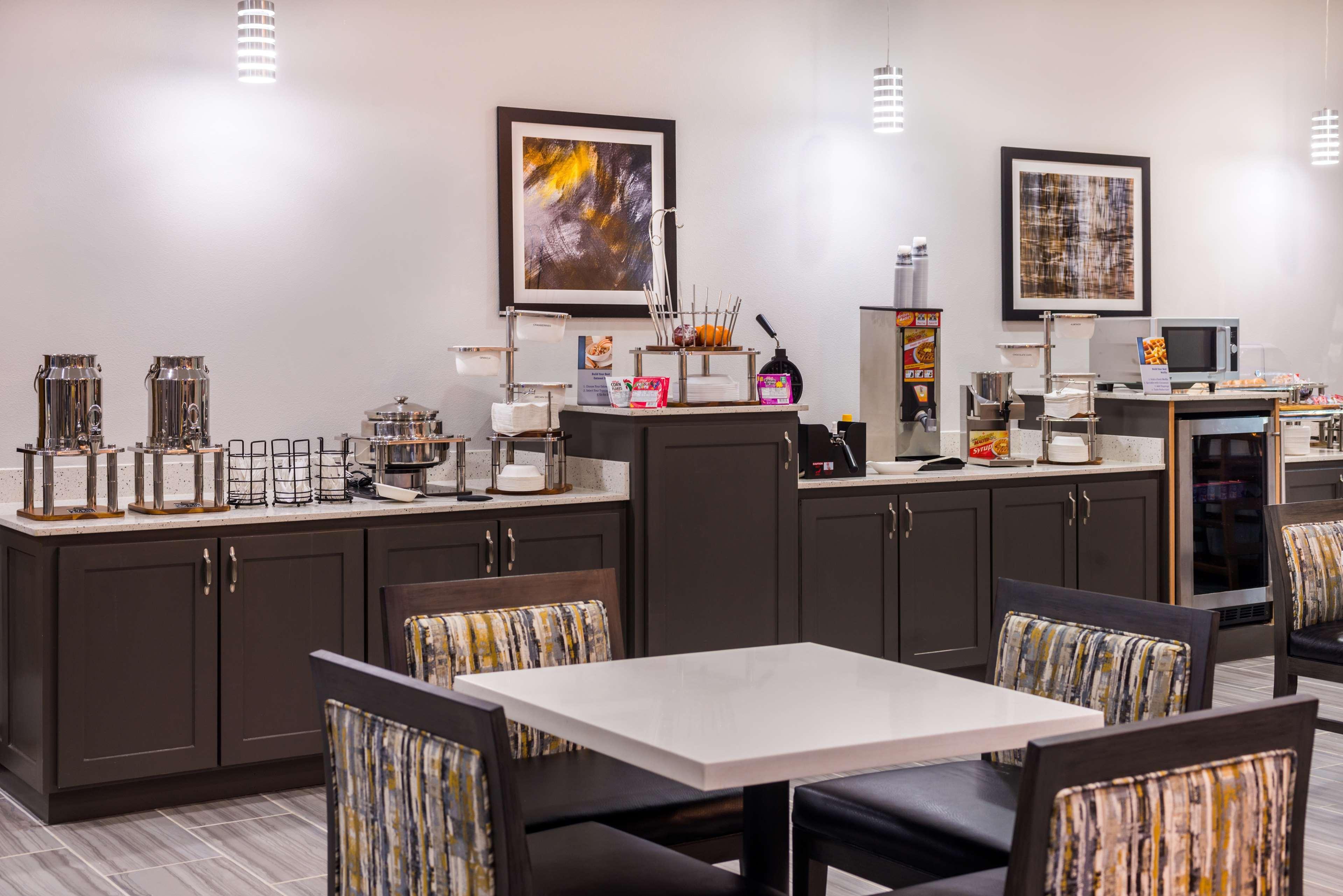 Best Western Plus Regency Park Walker Экстерьер фото